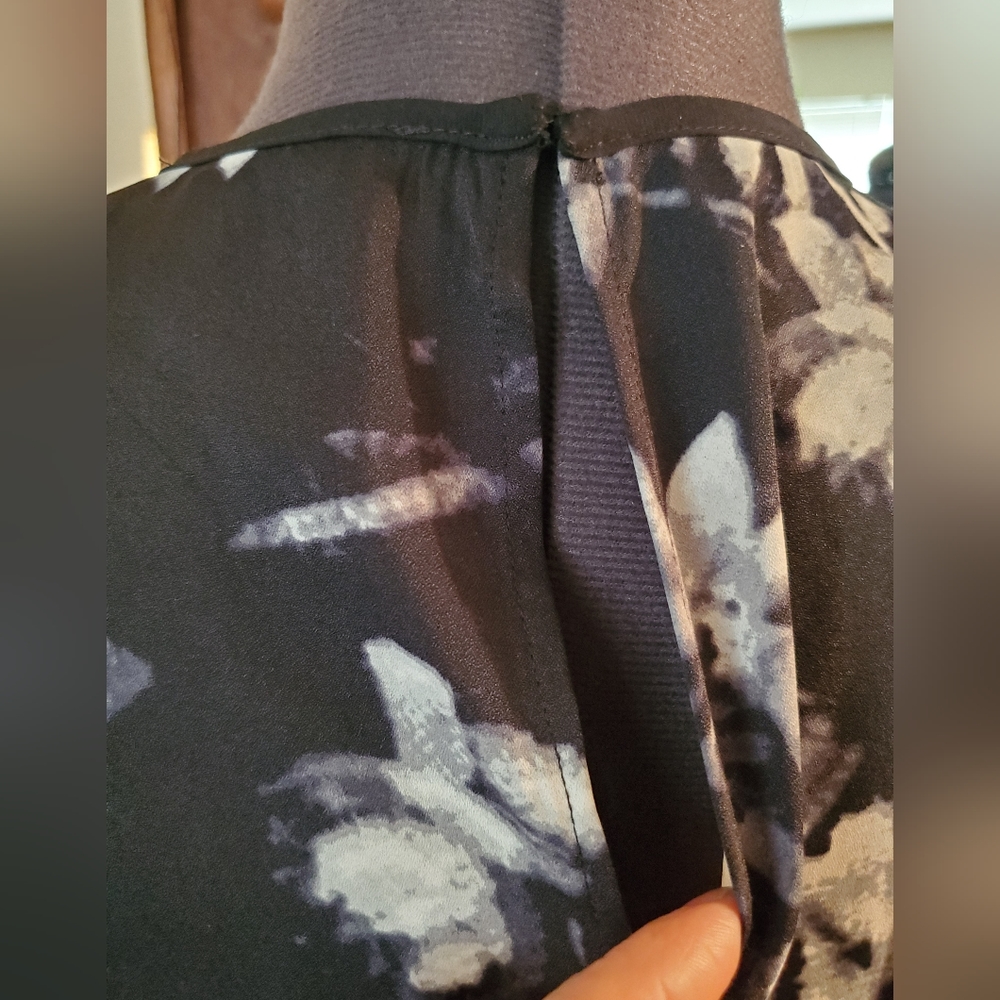 BCBG Maxazria Black White Floral Sleeveles Summer Top - Picture 5 of 8